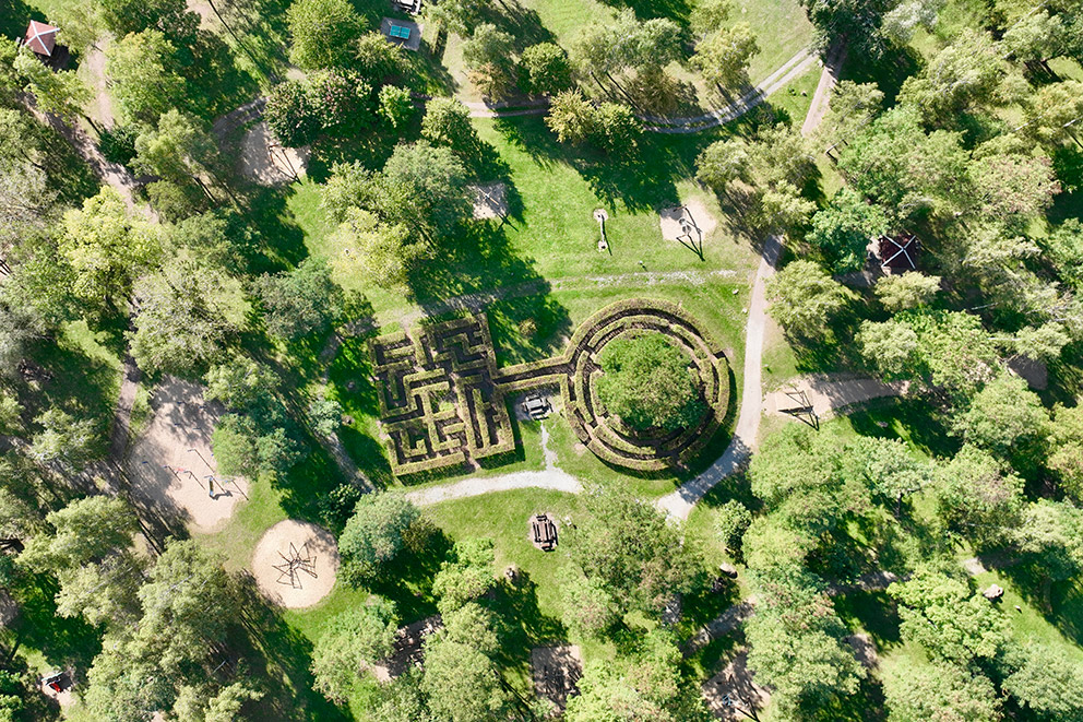 Drohnenaufnahme die den Abenteuerspielplatz von oben zeigt
