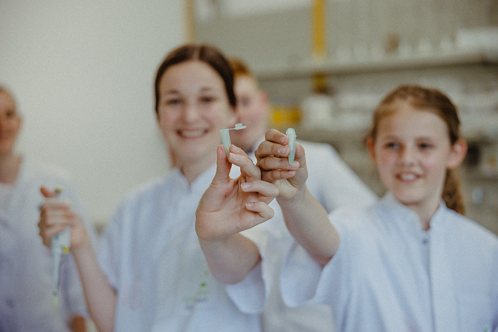 Gruppe Kinder die Lachend Proben in die Kamera halten