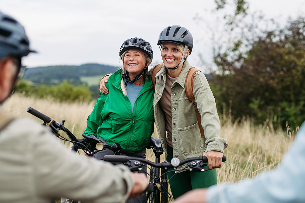 Nahaufnahme zweier Frauen auf dem Rad, die sich auf die Schultern fassen